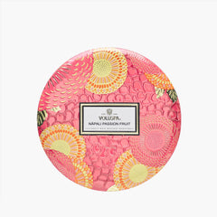 Voluspa 3-Docht Duftkerze Nāpali Passion Fruit | Dose mit Deckel