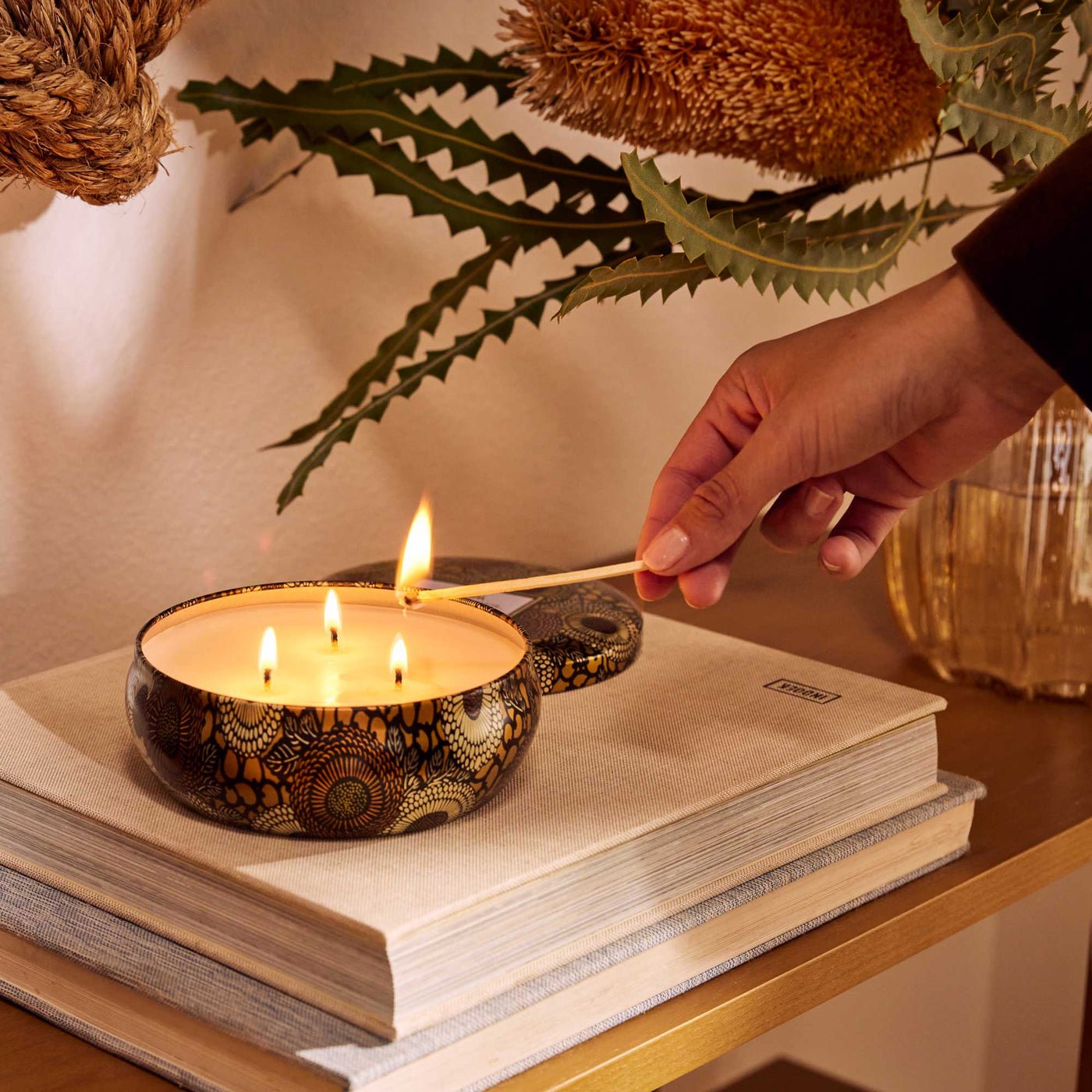 Voluspa 3-Docht Duftkerze Baltic Amber | Dose mit Deckel