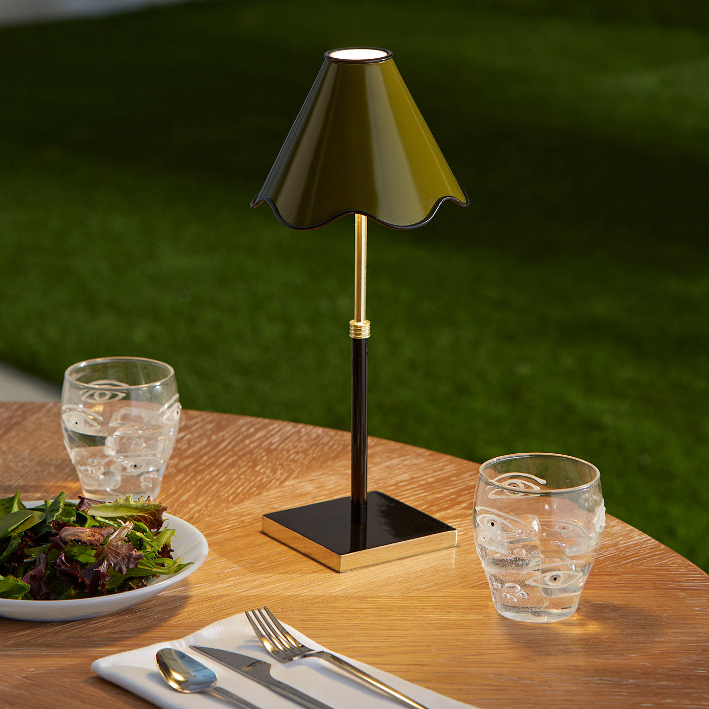 Jonathan Adler Aufladbare Tischlampe Ripple