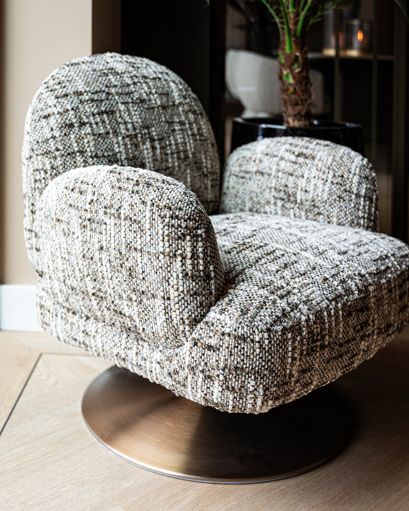 Richmond Interiors drehbarer Lounge Sessel Kagney | Braun Omara