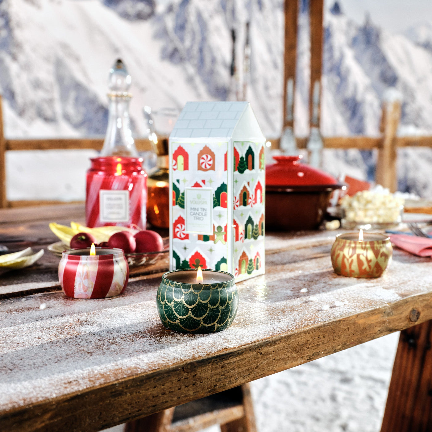 Voluspa Holiday Village Geschenkset mit 3 Mini-Duftkerzen in der Dose