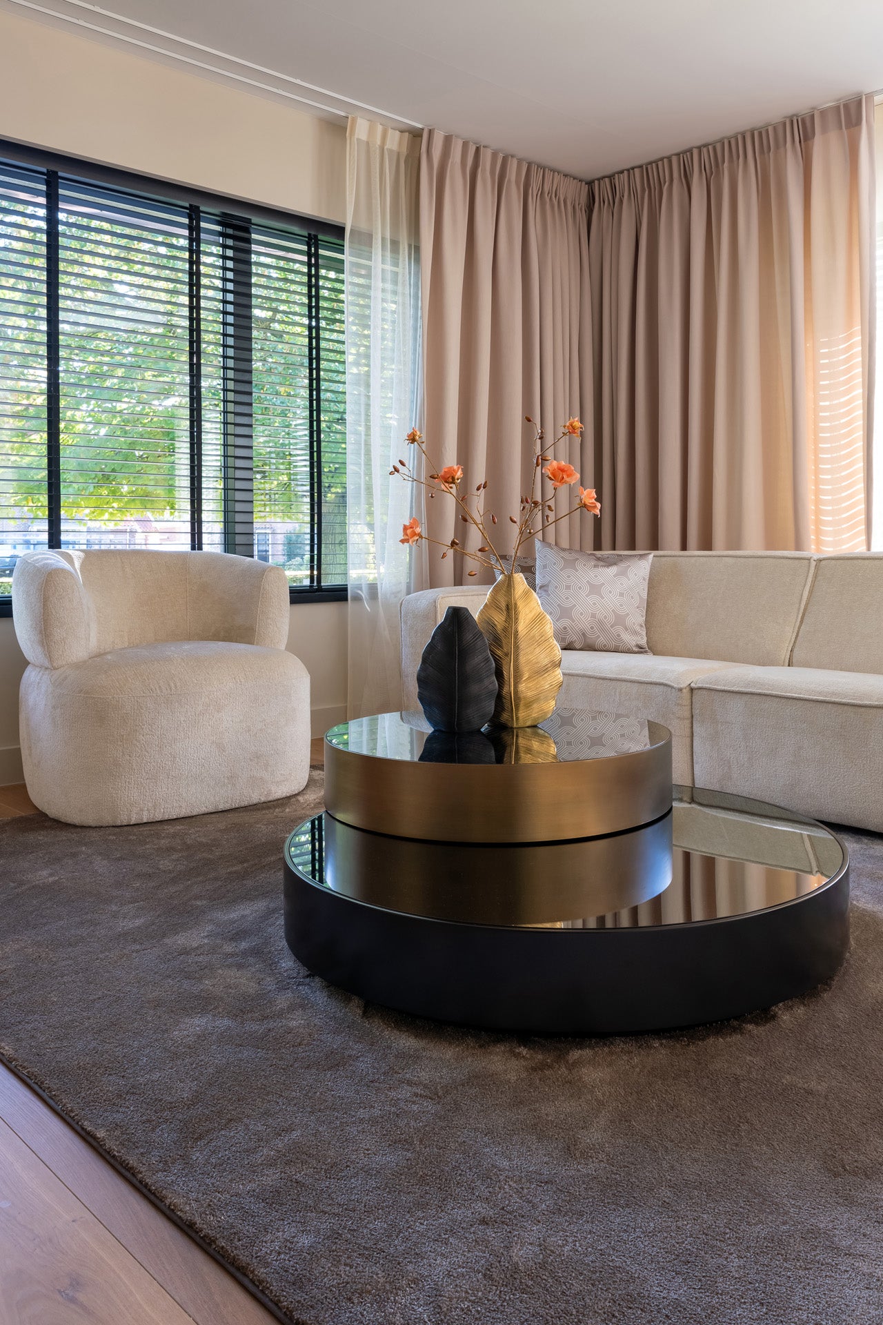 Alexander Jones verspiegelter Couchtisch Slice | drehbar