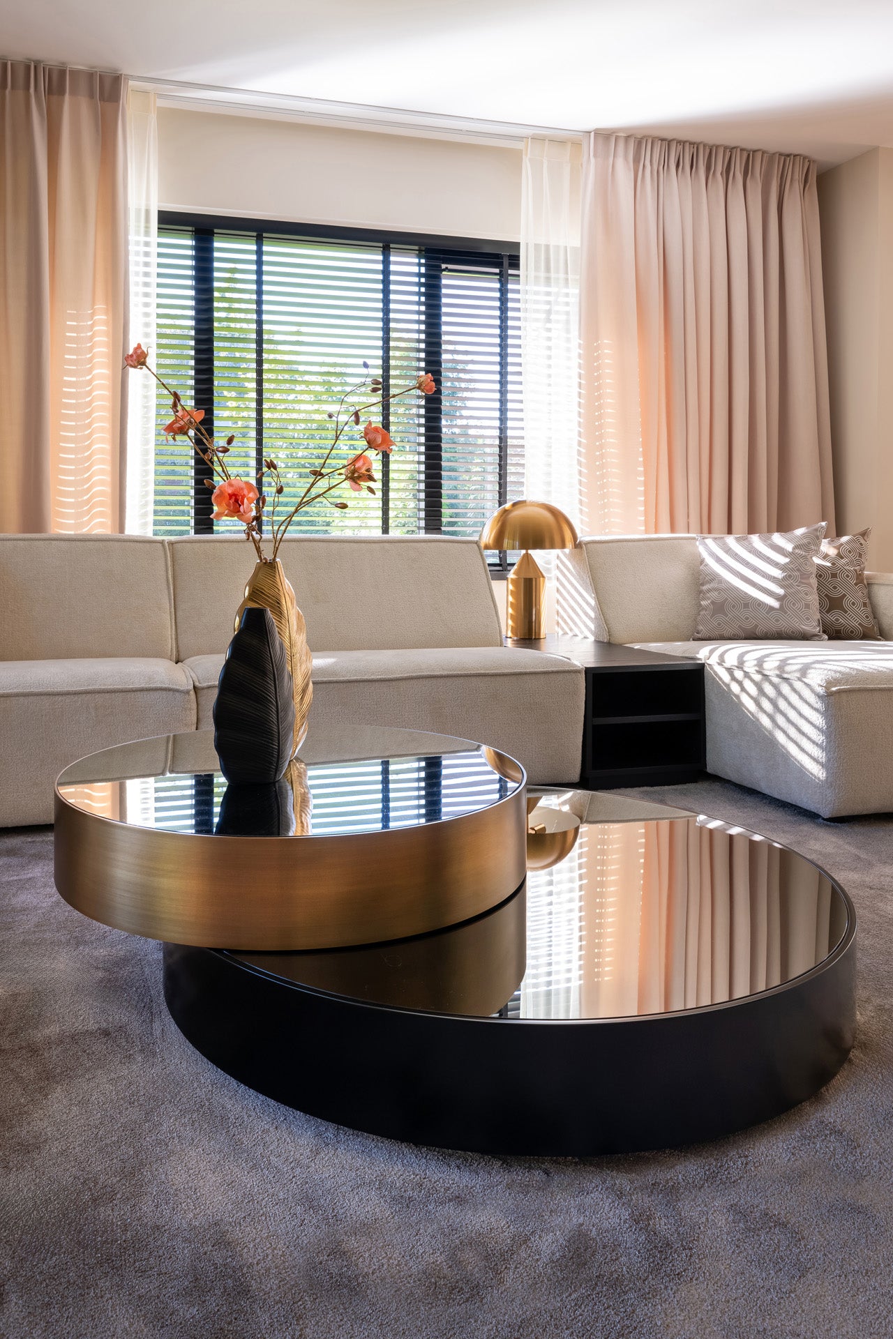Alexander Jones verspiegelter Couchtisch Slice | drehbar