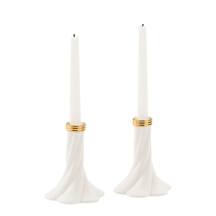 Jonathan Adler Kerzenständer Geneva 2er Set aus weißem Porzellan mit Goldring und weißen Stabkerzen