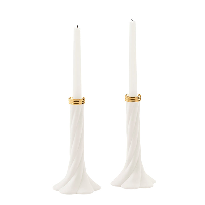 Jonathan Adler Kerzenständer Geneva 2er Set in 21 cm Höhe aus weißem Porzellan mit Goldring und weißen Stabkerzen