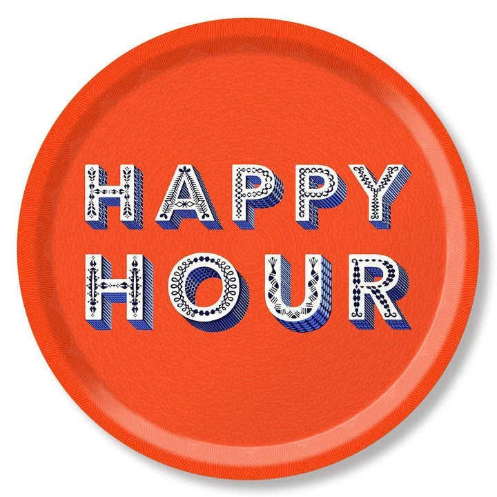 Rundes, orangefarbenes Tablett mit Aufschrift Happy Hour im modernen Design von Codeso Living
