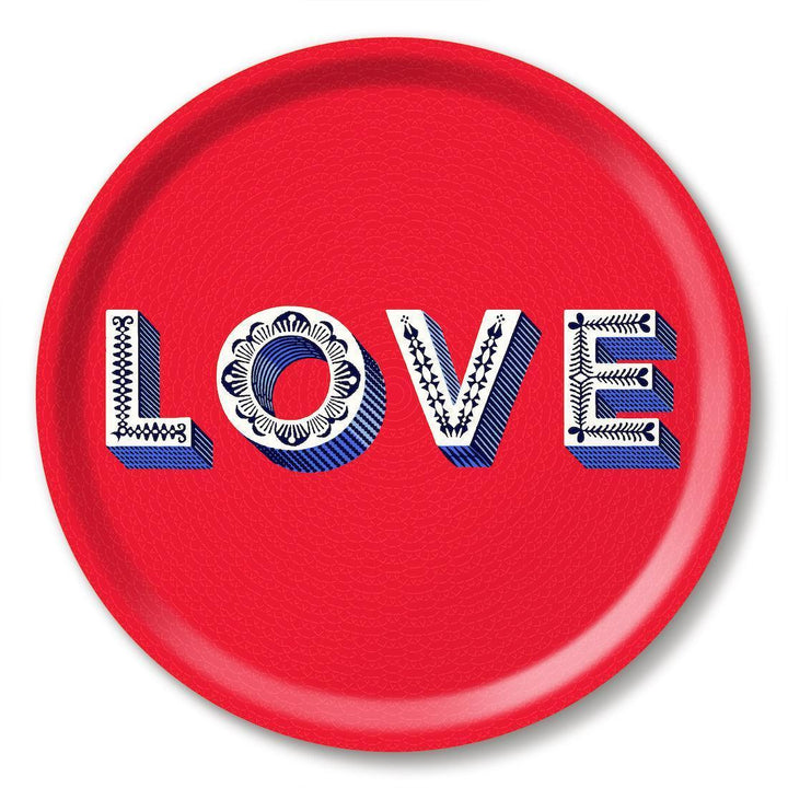 Rotes Tablett von Jamida mit dekorativem LOVE-Schriftzug, modernes Maximalismus-Design