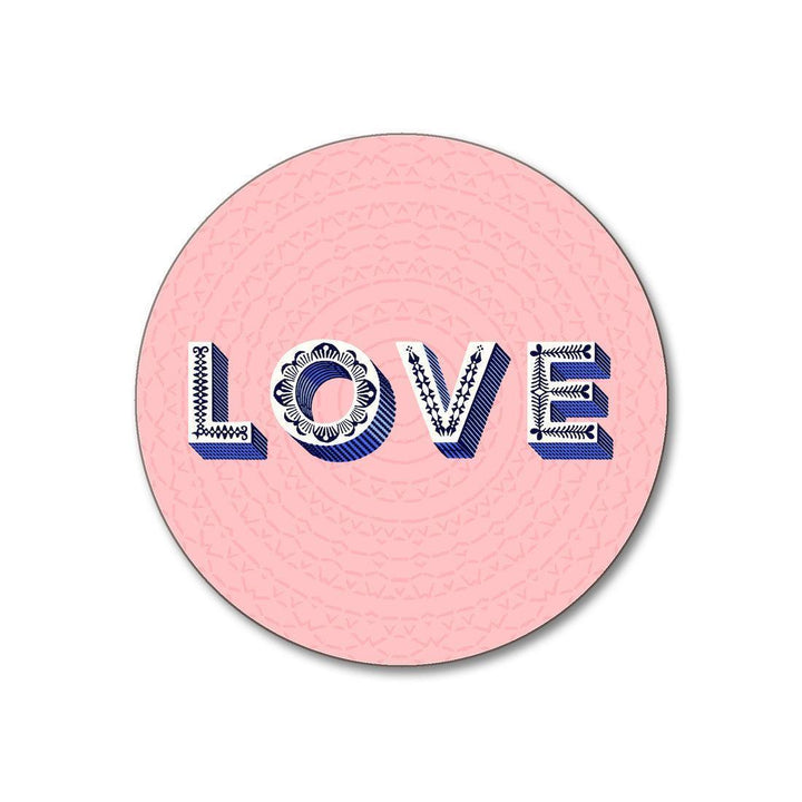 Rosa Jamida of Sweden Untersetzer mit LOVE Schriftzug, glamouröses Maximalismus-Design.