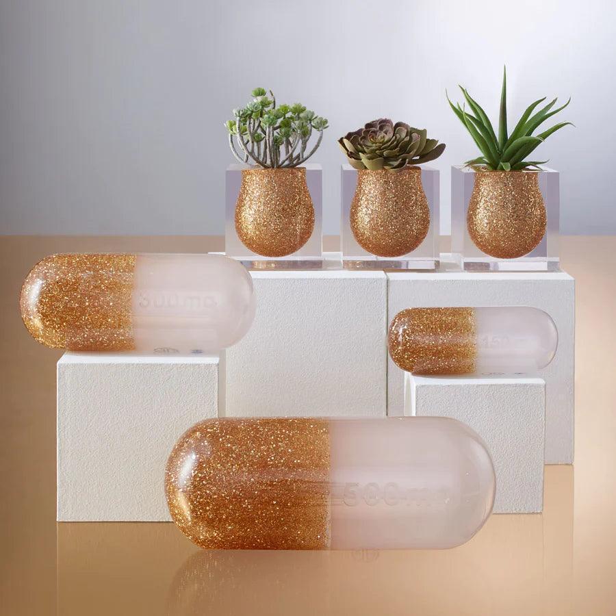 Jonathan Adler Acryl Deko Objekt Pille Large mit Ständer | Gold Glitter