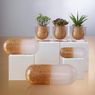 Jonathan Adler Acryl Deko Objekt Pille Large mit Ständer | Gold Glitter