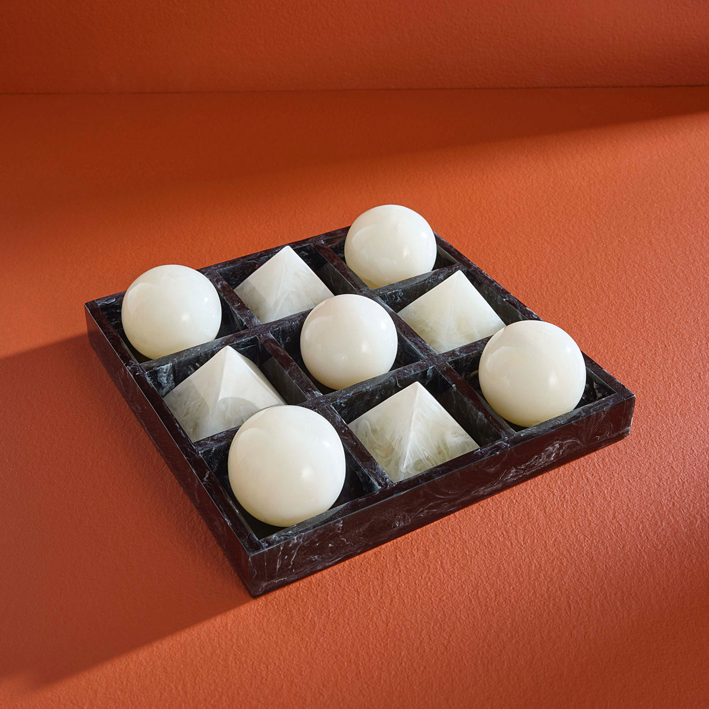 Jonathan Adler Acryl Tic-Tac-Toe Brettspiel Mustique | Schwarz & Weiß