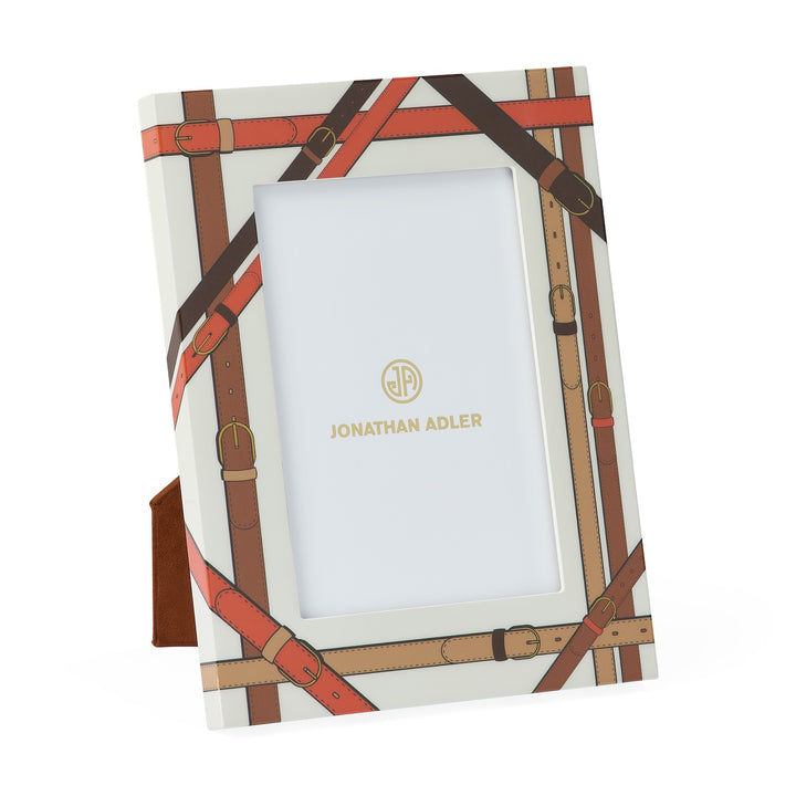Jonathan Adler Bilderrahmen Saville 10x15 cm mit Gürtel-Motiv auf Weiß, Schrägansicht