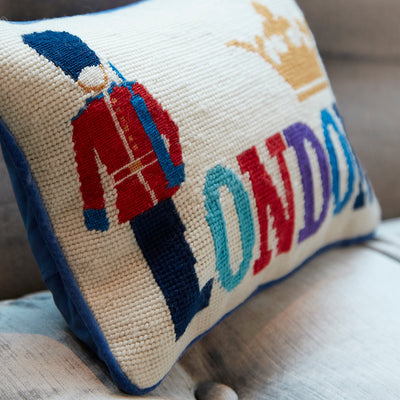 Jonathan Adler Needlepoint Kissen London | 30x23cm