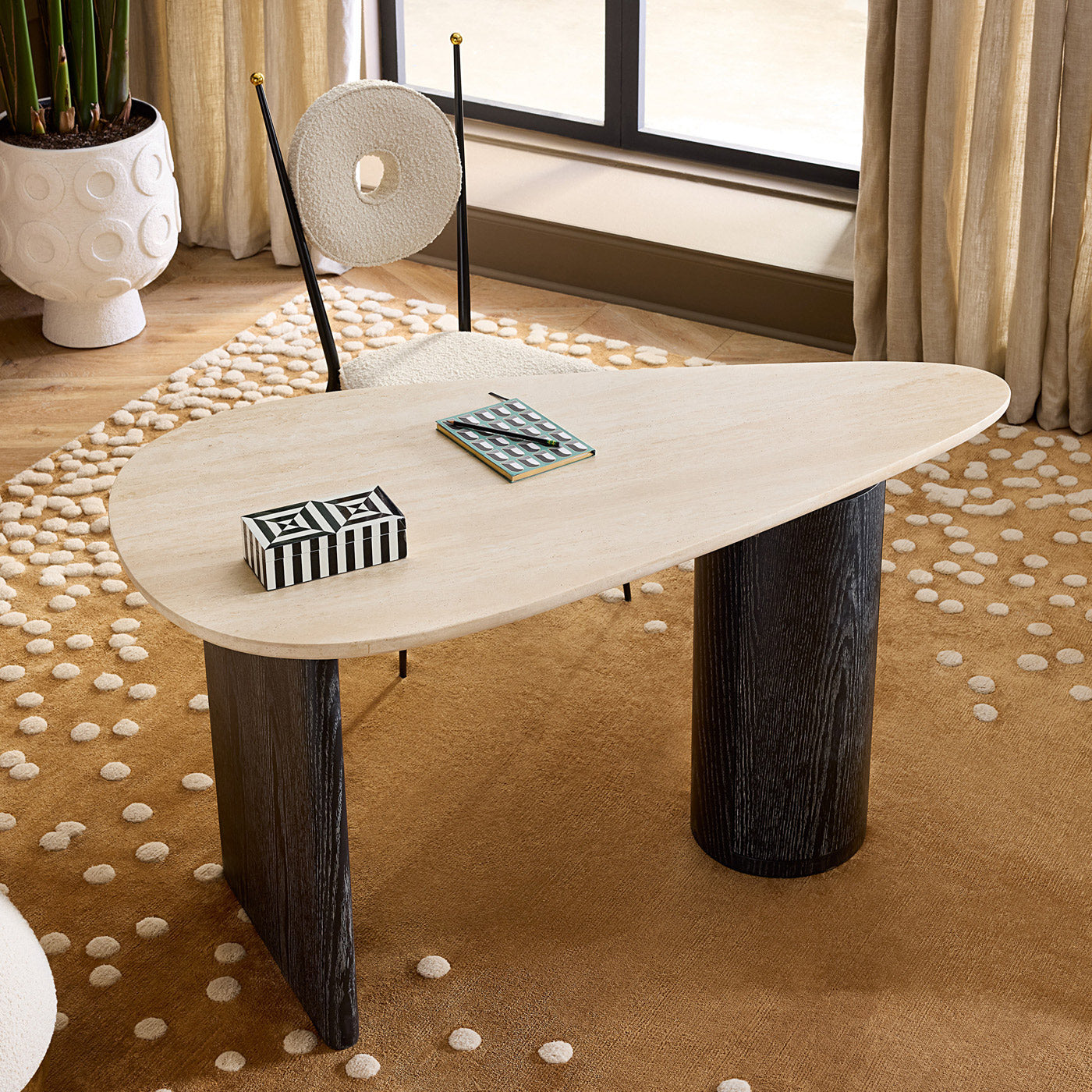 Jonathan Adler Travertin-Schreibtisch Oeuf