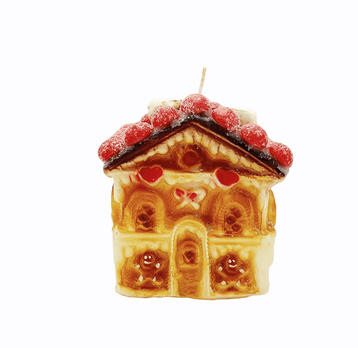 Kerze in Form eines Lebkuchenhauses mit roten und weißen Details, Codeso Living Deko