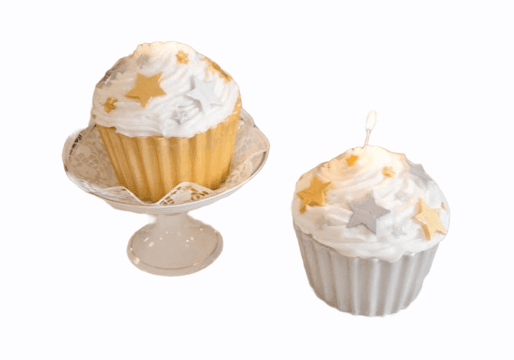 Maxi Weihnachtskerze als Cupcake in Gold und Weiß mit Stern-Deko, glamouröses Interior-Accessoire