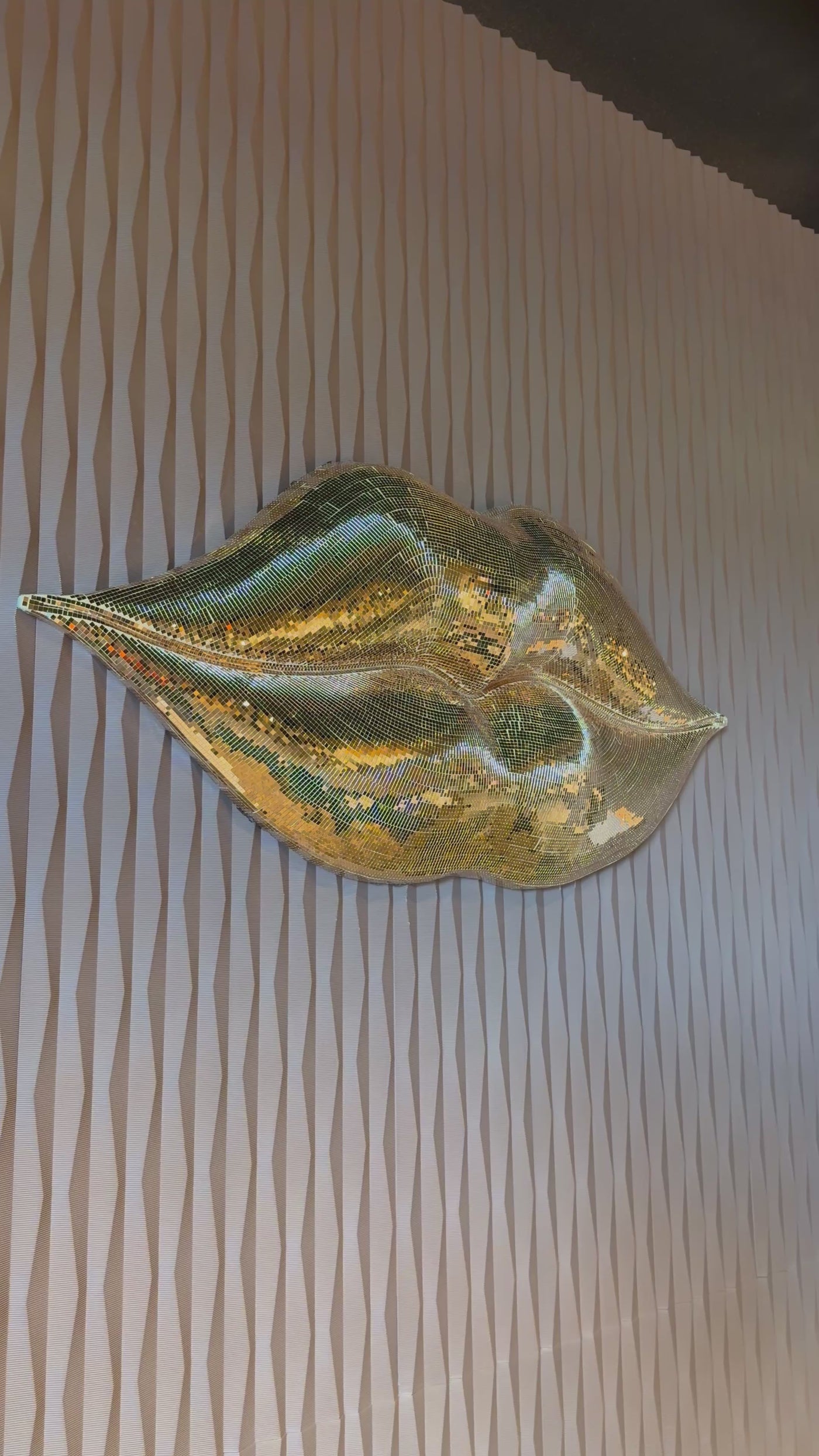 Richmond Interiors 3D Wandbild Dekoobjekt Kussmund Donja Gold | 125x57 cm