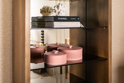 Richmond Interiors Wandschrank Bowic mit abgerundeter Oberseite | Gold