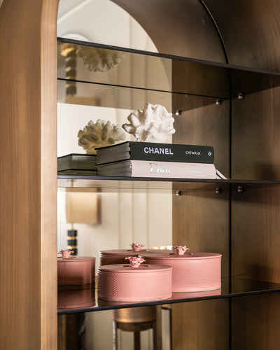 Richmond Interiors Wandschrank Bowic mit abgerundeter Oberseite | Gold
