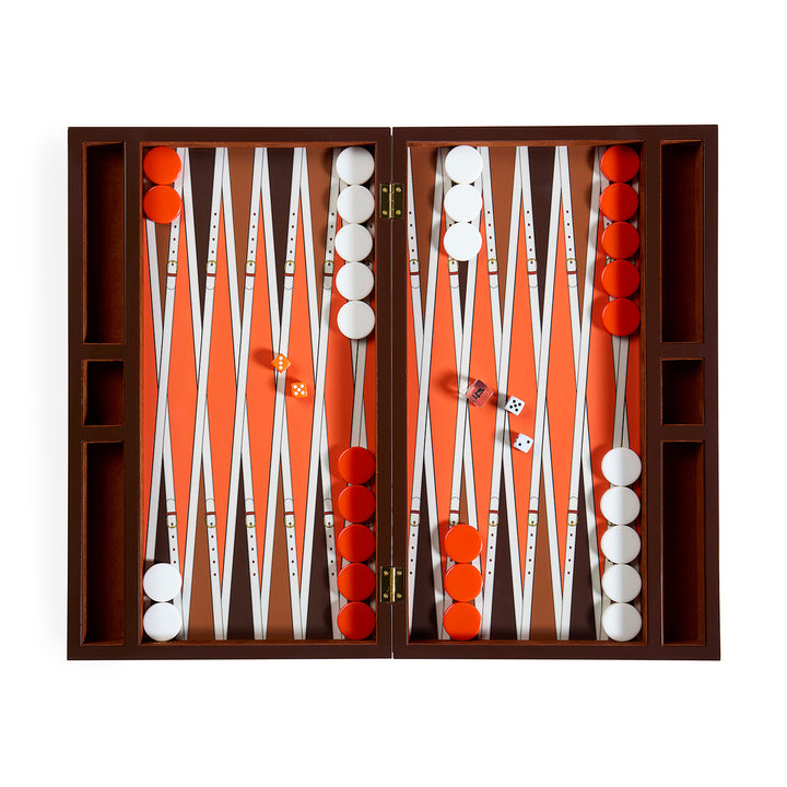Jonathan Adler Backgammon Spiel Saville geöffnet mit orange-weißen Spielsteinen im Holzspielfeld