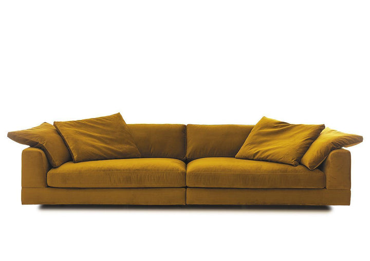Maximalistisches, senfgelbes Designer-Sofa mit weichen Kissen, Codeso Living Luxus Interior