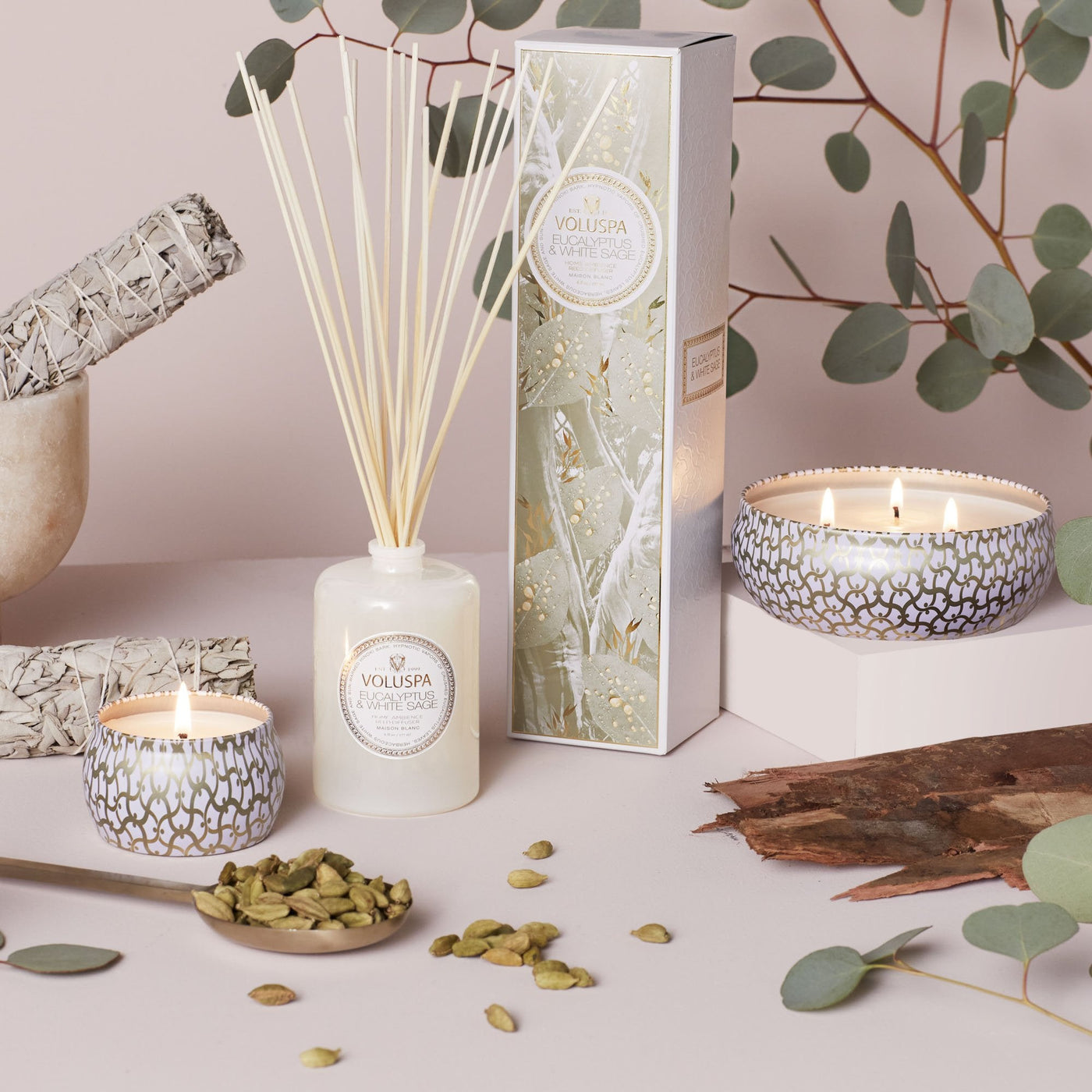 Voluspa 3-Docht Duftkerze Eucalyptus & White Sage | Dose mit Deckel