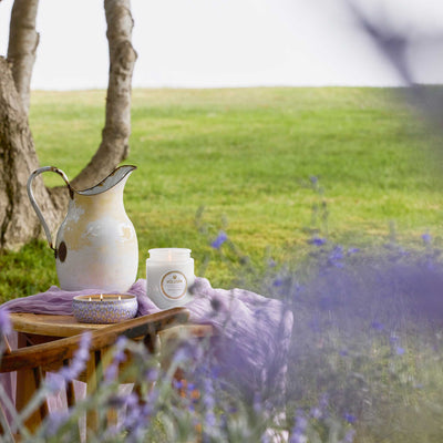 Voluspa 3-Docht Duftkerze Mountain Lavender & Chamomile | Dose mit Deckel