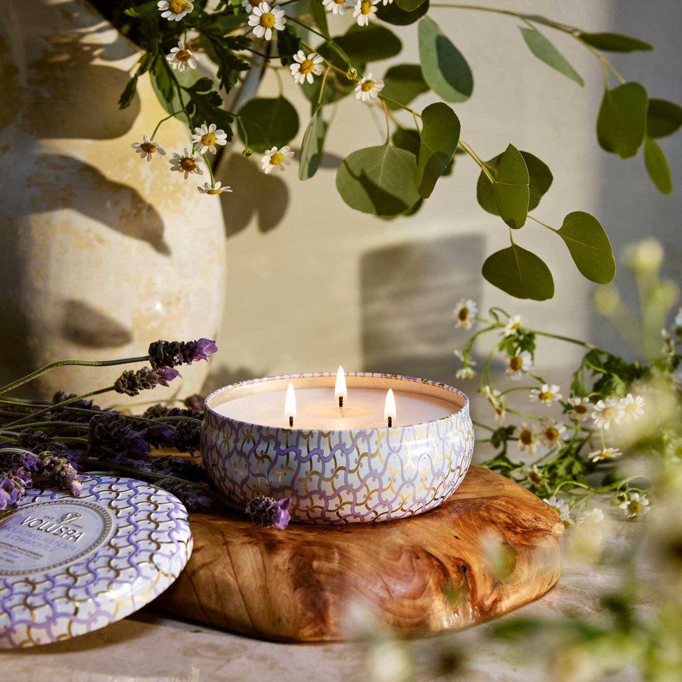 Voluspa 3-Docht Duftkerze Mountain Lavender & Chamomile | Dose mit Deckel