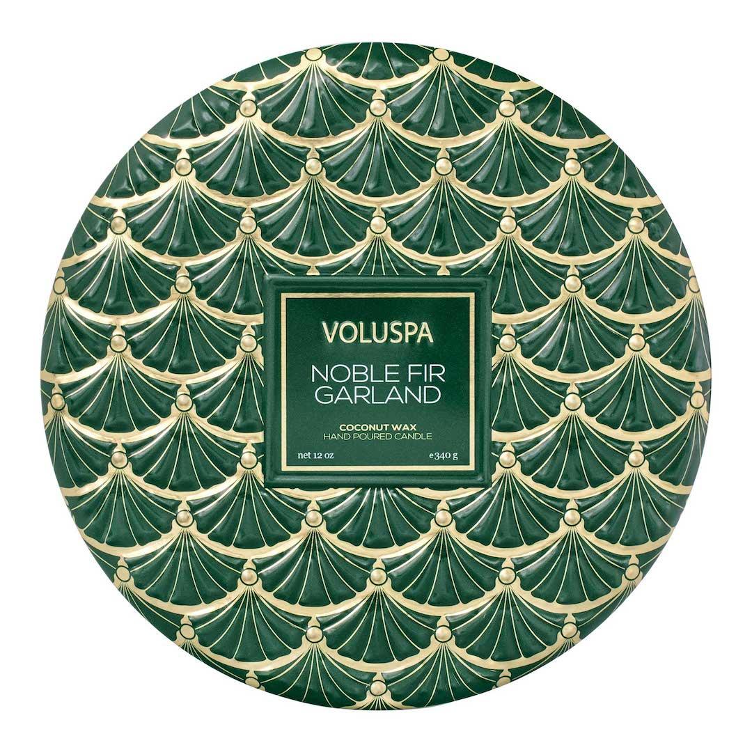 Voluspa Voluspa 3-Docht Tin Duftkerze Noble Fir Garland Limited Holiday Edition Codeso Living