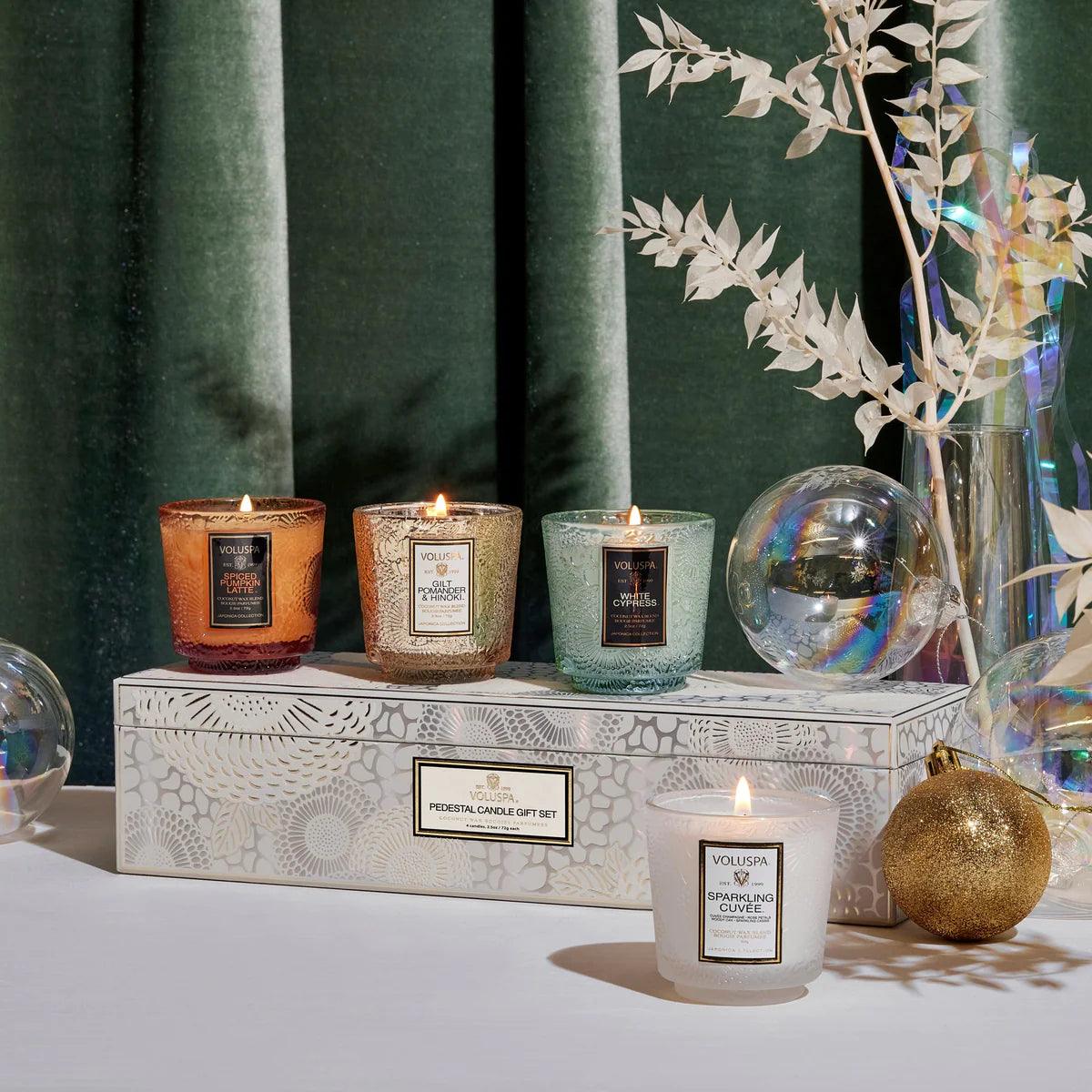 Voluspa Voluspa Winter White Geschenkset mit 4 Pedestal Duftkerzen | Holiday Collection Codeso Living