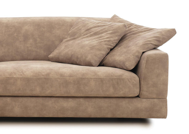 Beiges Wurfkissen auf modernem Sofa, glamouröses Maximalismus-Interior von Codeso Living